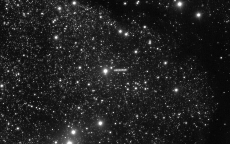 Mezihvězdný objekt 3I/ATLAS mění barvu i rychlost. NASA potvrdila anomálie, Harvard mluví o řízeném pohybu