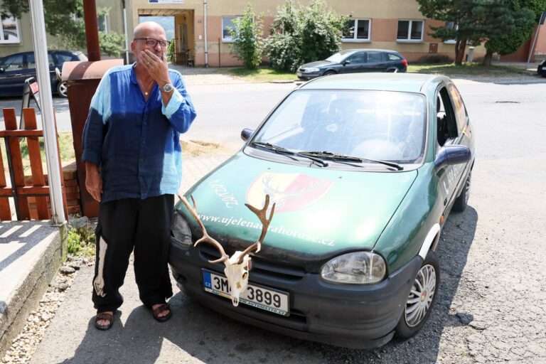Druhý díl nového Ano, šéfe! přivede Pohlreicha na Moravu: Nejdřív hledá vchod, uvnitř ho čeká chaos a zakrslé kozy