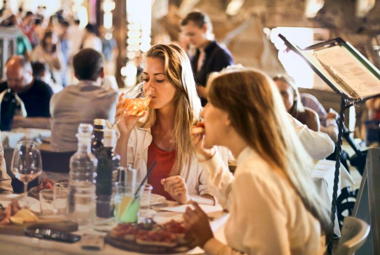 Triky restaurací, jak z hostů vytáhnout víc peněz: Hudba, design a další neviditelné zbraně podniků