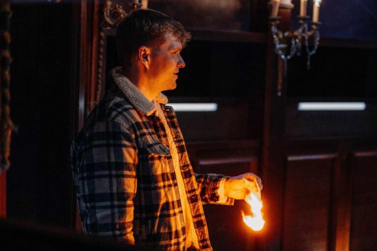 Bydlení kouzelníka Michala Nesvedy ze Zrádců: Velký byt plný triků, rekvizit i zeleně v pražských Kobylisích