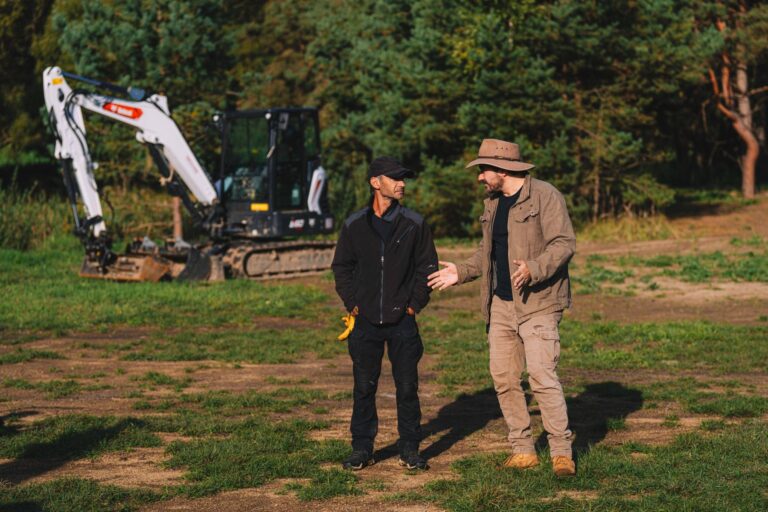 Farma Vojty Kotka 2. díl: Boj s mrazem, vodou, elektřinou i trnkami. Čolek Vojtovi překazí plány s rybníkem