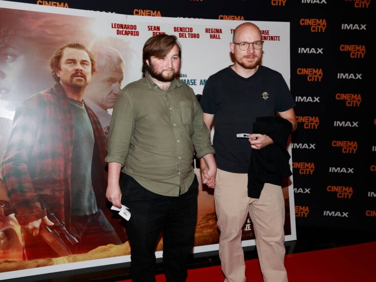 Vojtěch Machuta překvapil. Na premiéru dorazil ruku v ruce s mužem. Po odchodu z Ulice se živí létáním