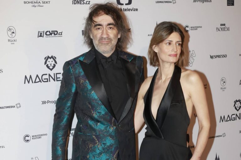 Jakub Kohák slaví 53 a doma má půvabnou „paní Columbovou“. Zasnoubení jsou už pět let a vychovávají spolu dva syny