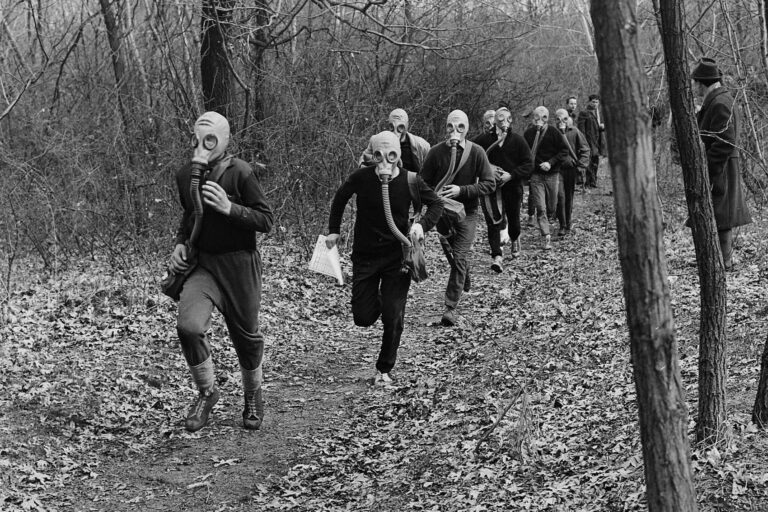 Čeští školáci v plynových maskách nacvičovali poplachy i střelbu. Pro dnešní děti je branná výchova těžko představitelná