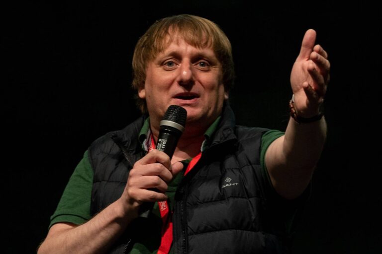 Lukáš Pavlásek je z tydýta fešákem. Po falešné svatbě s Pazderkovou se skutečně oženil a zhubl přes 10 kilo