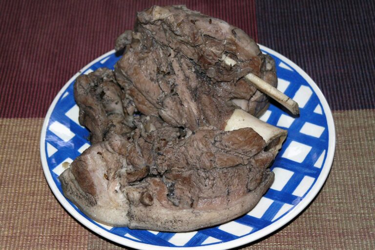 Socialistické peklo na talíři. Vaječná rakev, pětiminutová polévka a víc glutamátu než chuti