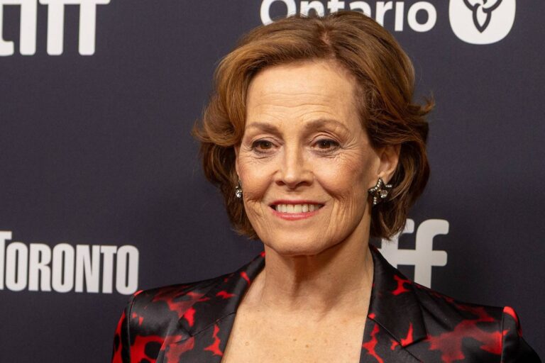 Sigourney Weaver slaví 76: Tvář plná vrásek jí nevadí a stárne přirozeně bez plastik