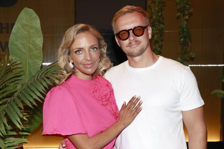 Markéta Konvičková se za měsíc viditelně proměnila. S dcerou už doma chystají Vánoce