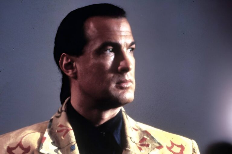 Z akčního hrdiny z Aljašky v plamenech zbyl jen stín. Steven Seagal trpí morbidní obezitou