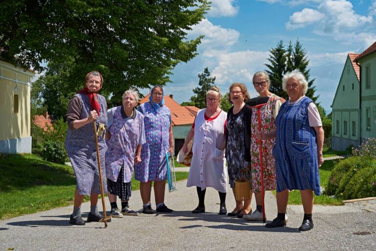 Babovřesky: Lucie Bílá bez honoráře, Vondráčková s boulí a farář, který chtěl natáčení zakázat