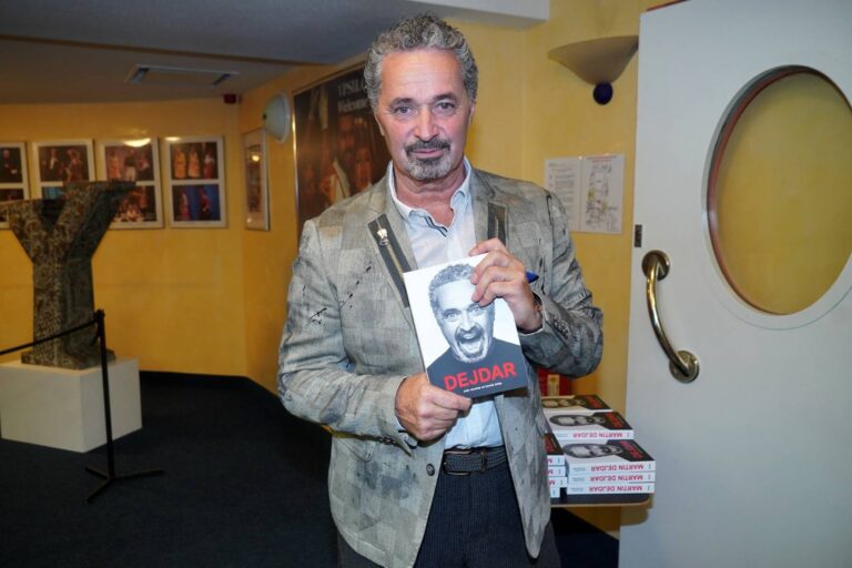 Martin Dejdar vyrůstal bez rodičů, kteří pendlovali po světě. Jeho otec si zahrál ve Slunce, seno