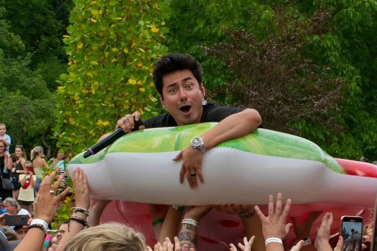 Mirai Navrátil prohrál sázku s Leošem Marešem a musel k holiči. S kapelou chystá zatím největší koncert