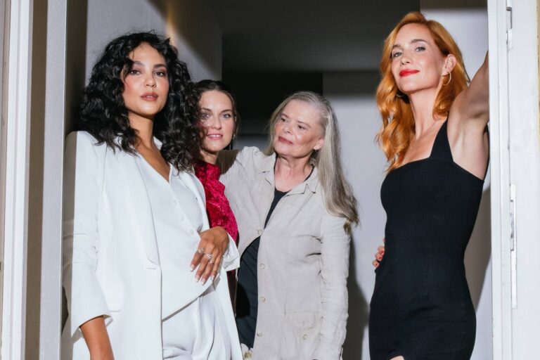 Zuzana Bydžovská slaví 64. Ve společnosti překvapila přirozenou krásou i dlouhými šedivými vlasy