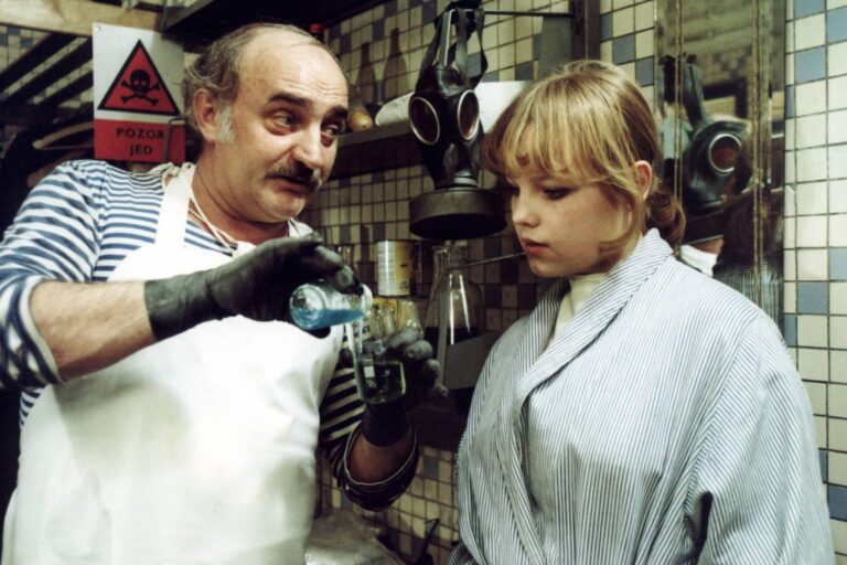 Pozor, vizita: Jeníková nahé scény oplakala, Pohlreichův otec čepoval pivo a Hrušínský bavil nemocnici