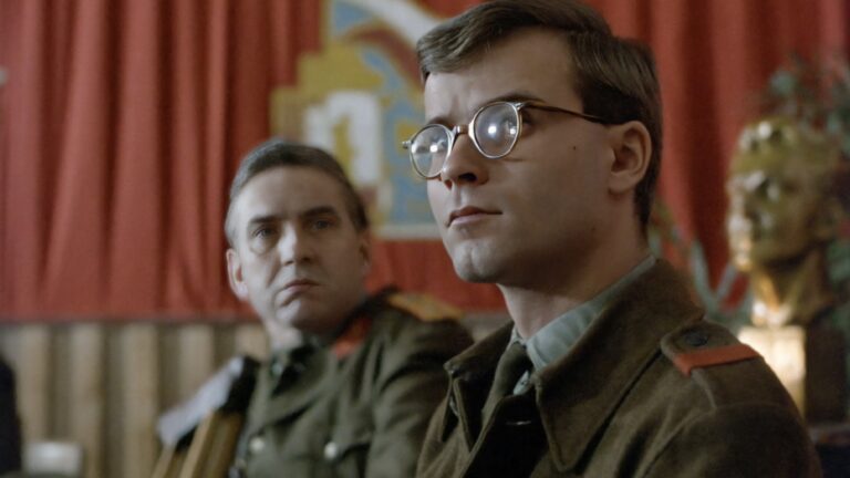 Tankový prapor: Flirt na place, hádky mezi herci a intimní scéna, kterou sousedi sledovali z oken