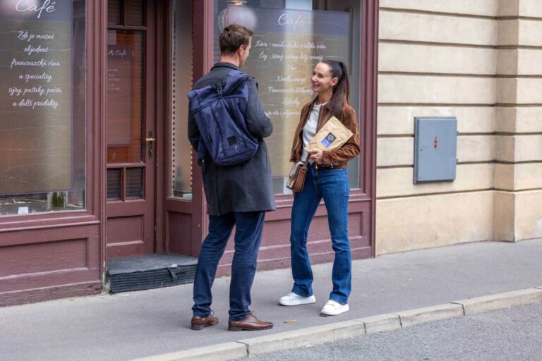 Ulice ve středu: Návštěva policie, Pavel zatlačí na Lauru a Adriana s Prokopem se políbí