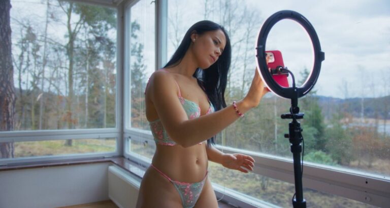 Virtuální přítelkyně: Jak doopravdy žijí ženy, které si vydělávají na platformě pro dospělé