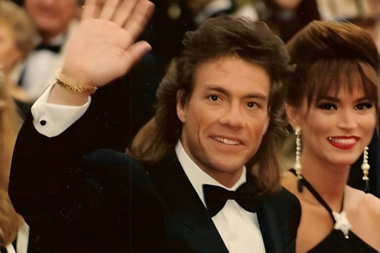 Jean-Claude Van Damme oslavil 65 let. Vlasy mu prořídly, vrásky přibyly, ale svaly i úsměv má pořád stejné