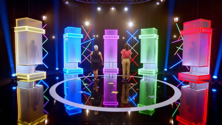 První díl Naked Attraction: Natřásající se sanitář, technik v důchodu a Mirčina volba