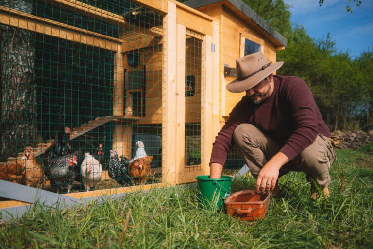 Farma Vojty Kotka 3. díl: První zvířata na farmě, jarní bahno a souboj bagrů