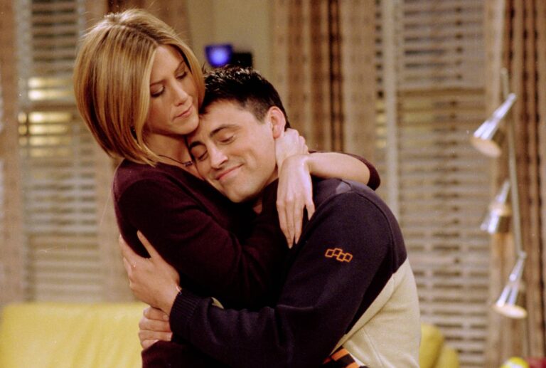 Rachel a Joey z Přátel po 30 letech: Aniston je znovu zamilovaná, LeBlanc připomíná pupkatého štamgasta a prodává auta