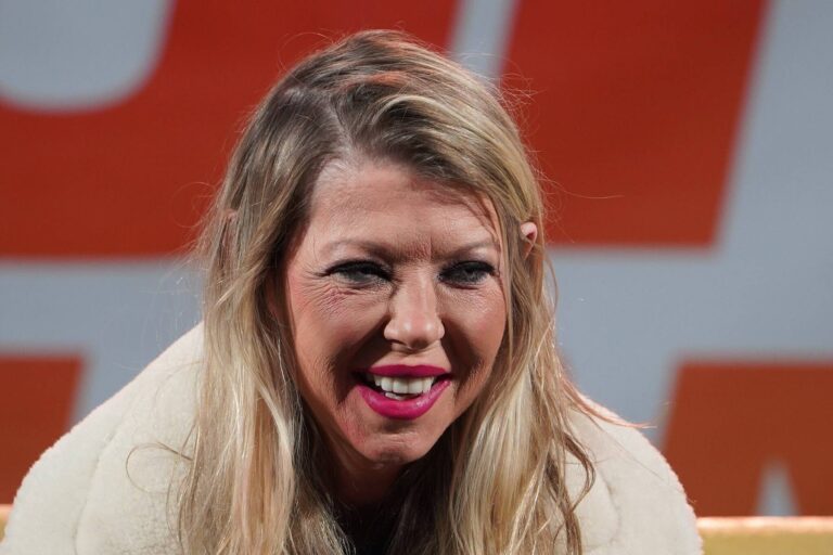 Tara Reid před 26 lety hrála v Prcičkách, dnes slaví padesátku. Fanoušci ji po plastikách sotva poznávají