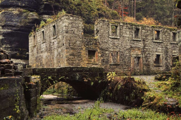 Dolský mlýn z Pyšné princezny chátrá, ruina skrývá legendu o dávné tragédii