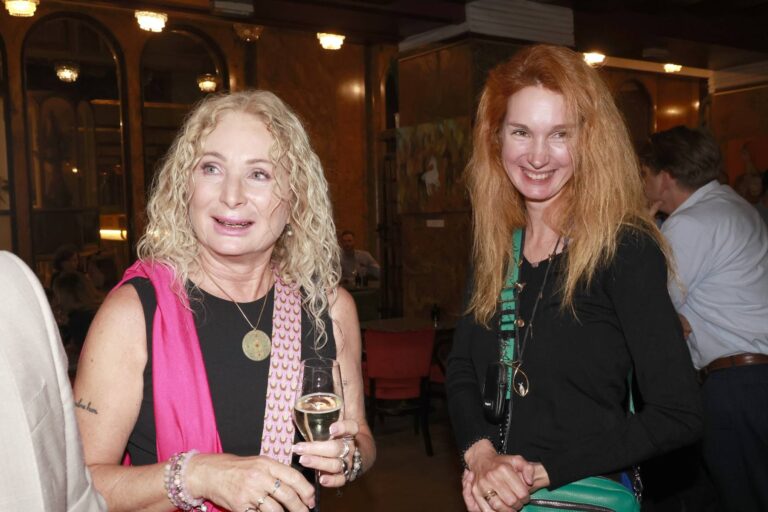 Dcera Nálepkové a Nesvadby Josefína žije s hercem ze Slunečné na ranči. Učí děti lásce ke koním