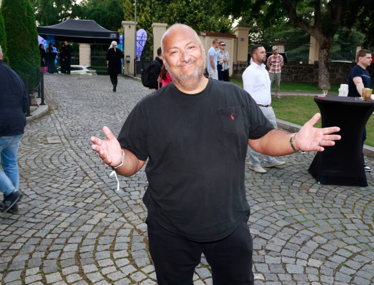 Dojemné ráno na Evropě 2. Mareš byl ve studiu bez Hezuckého a neudržel slzy. Držíme mu palce a myslíme na něj, vzkázal