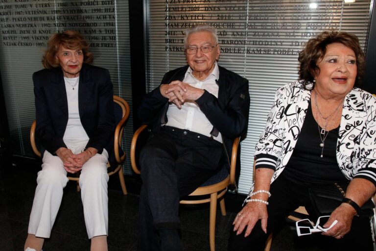 Yvetta Simonová slaví 97 a říká: „To, co se děje kolem důchodů, není nic příjemného. Závidím Zímovi, že už je tam“