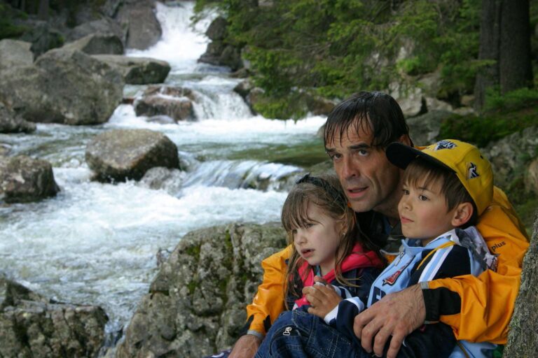 Tomáš Peč alias Vítek z Jak se krotí krokodýli je dnes svalnatým lyžařem a řemeslníkem. Dělá omítky a betonový nábytek