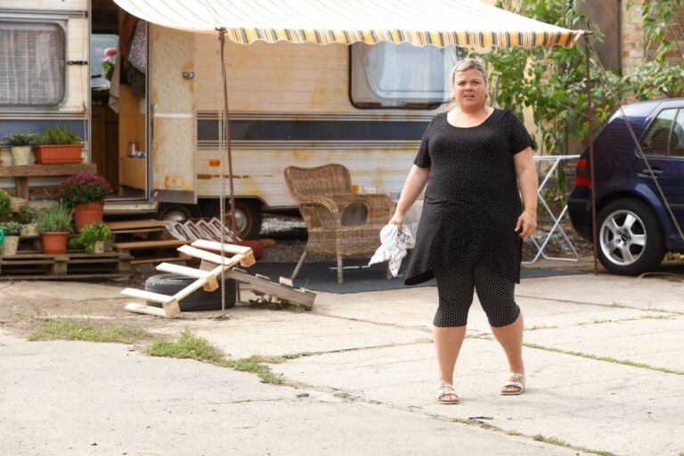 Lucie Polišenská z Polabí žije v bývalém chlívku. S manželem opravuje ruinu statku za Prahou