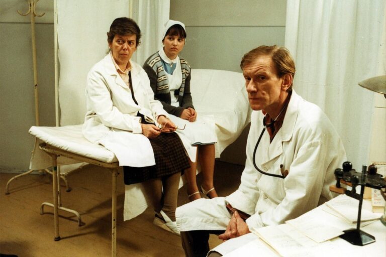 Alena Mihulová ze Sestřiček: Manžel byl o 41 let starší, bydlí v bývalé márnici a dcera vydělává miliony