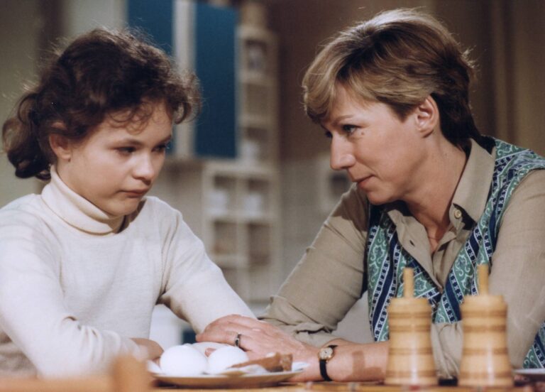 Lucie Matoušková byla v 80. letech televizní dětskou hvězdou. Má slavnou matku a tetu a dnes hraje v divadle