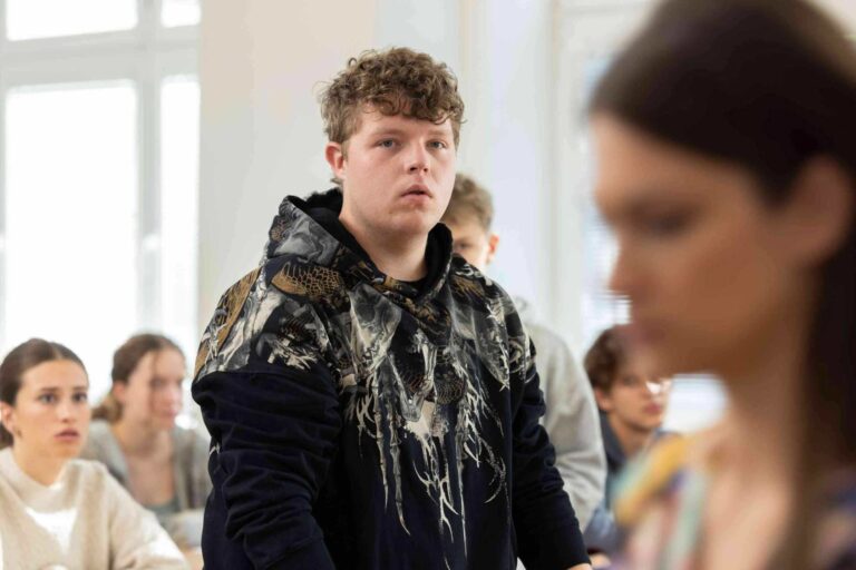 Seriál Ulice přitvrzuje: Manipulace, misogynie i rodinné násilí