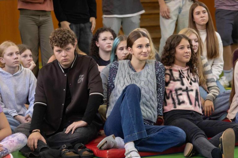 Pondělní Ulice: Kolda obviní Lauru a používá na ni Kádrovu taktiku a Lukáš má strach z posunu vztahu s Helenou