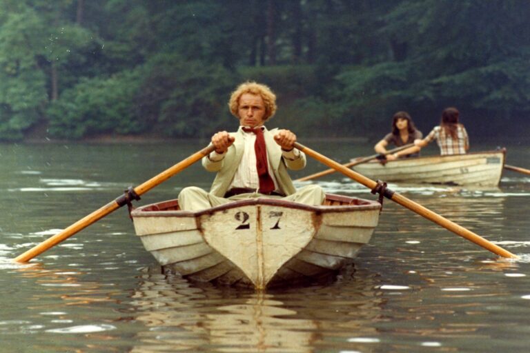 Velký blondýn s černou botou: Zakázané scény v SSSR, slavná scéna se zipem a šaty vystavené v Louvru