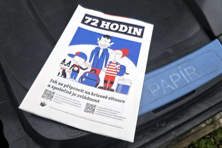 Občané dostávají do schránek příručku za 20 milionů na přežití krize. Většina končí rovnou v popelnici
