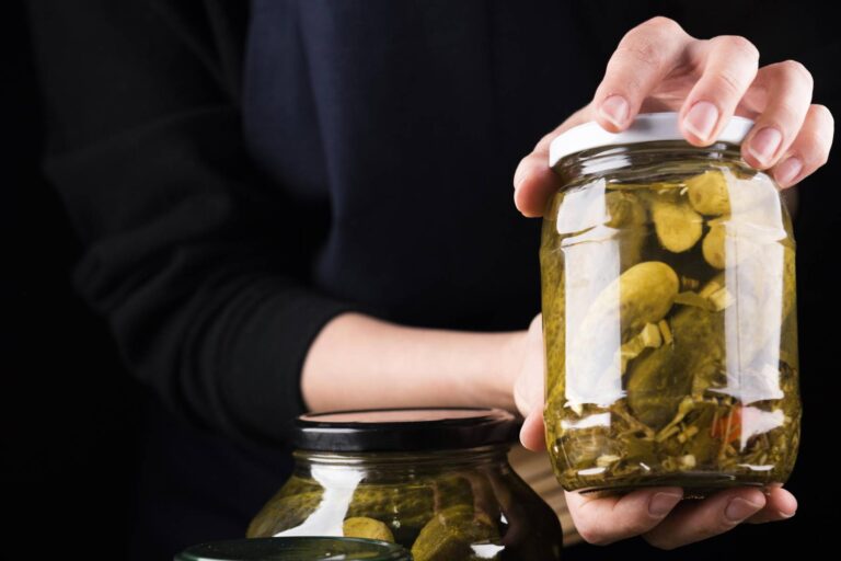 Jak otevřít nedobytnou zavařovací sklenici. Osvědčené triky, které zvládne každý i bez použití síly