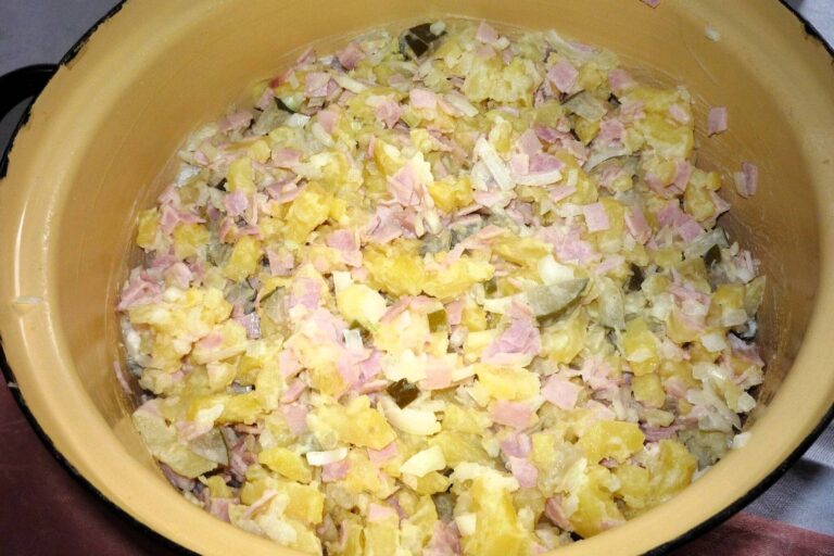 Bramborový salát dlouho neskladujte, třetí den už jíte kvasící cibuli. Rybí polévku musíte převařit, jinak bude zle