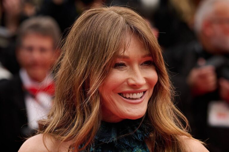 Carla Bruni slaví 58. Zničila vztah Jaggerovi, sbalila prezidenta a po zdolání rakoviny se ukázala ve spodním prádle