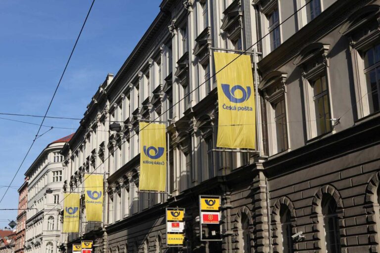 Česká pošta od roku 2026 mění ceny a služby: Zdraží důchody, SIPO i dobírky. Balíkovna škrtá produkty