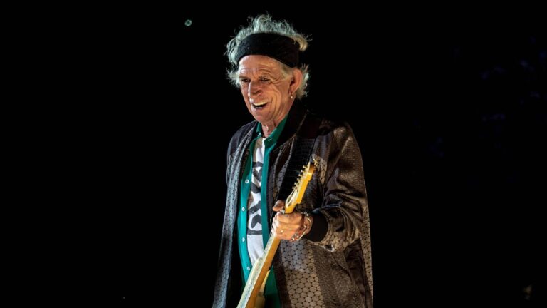 Keith Richards slaví 82. Muž, který měl být dávno mrtvý a šňupal popel svého otce