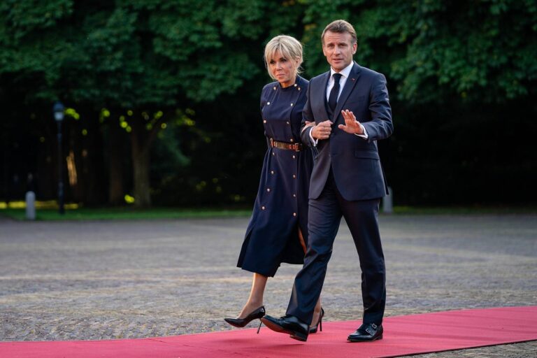 Emmanuel Macron slaví 48. Rodiče ho kvůli starší učitelce poslali pryč, on si ji stejně vzal