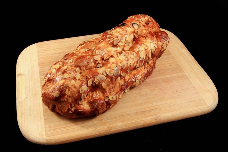 Vánočka jako symbol Vánoc a tradic. Monika Absolonová a Josef Maršálek odhalují své sváteční recepty