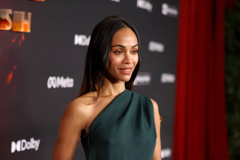 Ve 47 letech úplně naostro. Herečka Zoe Saldaña na premiéře Avatara odhodila stud i spodní prádlo