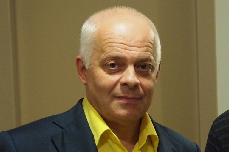 Bob Klepl a jeho bydlení u Prahy. Místo milenky má vysavač a doma to vypadá jako na koncertě AC/DC