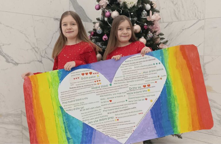 Dívku dělí dny od bolestivé operace. Matka prosí o zázrak před Vánocemi