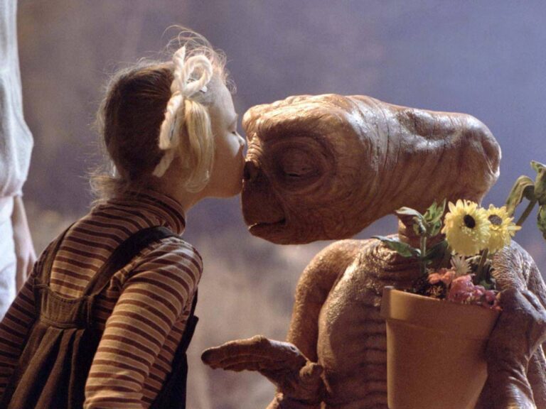 E. T. mimozemšťan: Chlapec bez nohou v kostýmu, zákaz pro děti v Evropě a hlas zničený kouřením