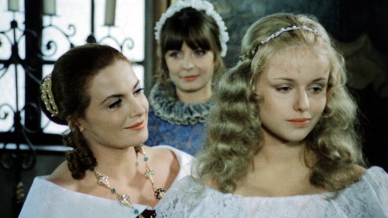 Hrušínský za ní lezl oknem a zlomil si nohu. Růženka Marka Míková si místo herectví vybrala punk a nemocné děti